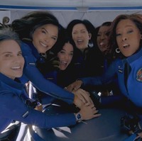 Inilah momen bahagia Katy Perry saat sudah berada di luar angkasa bersama lima wanita. Katy, presenter Gayle King, produser film Kerianne Flynn, mantan ilmuwan roket NASA Aisha Bowe, aktivis Amanda Nguyen, dan tunangan Jeff Bezos, presenter Lauren Sánchez tampak tersenyum bahagia saat melayang di dalam roket yang sudah berada di luar angkasa. Foto: Dok. X Blue Origin
