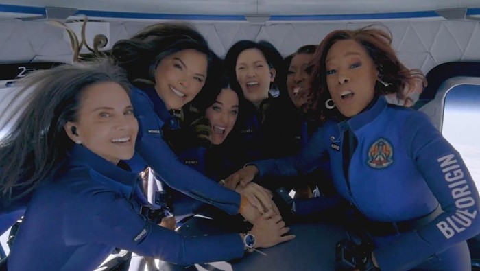Katy Perry, Lauren Sanchez, Gayle King, Aisha Bowe, Amanda Nguyen dan Kerianne Flynn ke Luar Angkasa