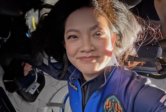 Wanita inspiratif lainnya yang menikmati momennya saat berada di luar angkasa selama beberapa menit adalah Amanda Nguyen, aktivis hak asasi manusia dan ilmuwan keturunan Vietnam-Amerika. Amanda mencetak sejarah sebagai wanita Asia Tenggara pertama yang terbang ke luar angkasa.  Foto: Dok. X Blue Origin