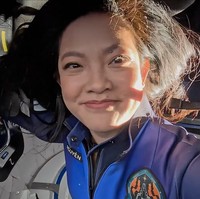 Wanita inspiratif lainnya yang menikmati momennya saat berada di luar angkasa selama beberapa menit adalah Amanda Nguyen, aktivis hak asasi manusia dan ilmuwan keturunan Vietnam-Amerika. Amanda mencetak sejarah sebagai wanita Asia Tenggara pertama yang terbang ke luar angkasa.  Foto: Dok. X Blue Origin