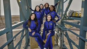 Dalam unggahan Instagram-nya, Katy Perry tampil dalam balutan baju astronot bareng lima wanita hebat lainnya.