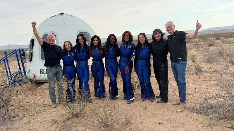 Pop star Katy Perry and journalists Gayle King, Lauren Sanchez, who is also billionaire Jeff Bezos' fiance and other participants, blast off into space on a Blue Origin rocket, as part of the New Shepard Mission NS-31, marking the first all-female flight crew in more than six decades, in West Texas, Texas, U.S., April 14, 2025, in this screen grab taken from a video. Blue Origin/Handout via REUTERS    THIS IMAGE HAS BEEN SUPPLIED BY A THIRD PARTY. NO RESALES. NO ARCHIVES. MANDATORY CREDIT