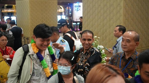 Kegembiraan penumpang TransNusa yang akan terbang dari Bandara I Gusti Ngurah Rai, Bali, menuju Guangzhou, China, Minggu (13/4/2025). (Foto: Dok. Bandara I Gusti Ngurah Rai)