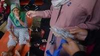 Warga yang datang ke hajatan itu mengeluhkan gejala mual, muntah, diare, dan pusing pada Minggu (13/4).  