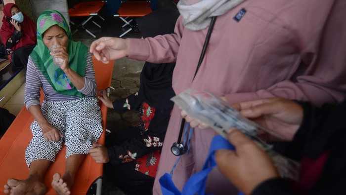 Kejadian luar biasa keracunan massal di Klaten Petugas kesehatan menangani warga yang keracunan makanan di Posko penanganan kejadian luar biasa keracunan massal di Karangturi, Gantiwarno, Klaten, Jawa Tengah, Selasa (15/4/2025). Berdasarkan data posko penanganan kejadian luar biasa sebanyak 127 warga keracunan dirujuk ke sejumlah rumah sakit di Klaten dan Puskesmas Gantiwarno, serta satu warga dinyatakan meninggal dunia akibat keracunan makanan saat acara pentas wayang kulit pada Sabtu (12/4). ANTARA FOTO/Aloysius Jarot Nugroho/Spt.