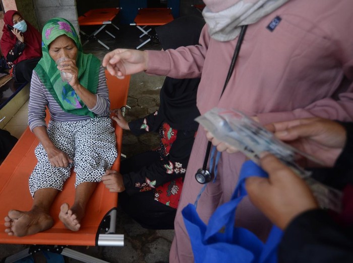 Petugas kesehatan menangani warga yang keracunan makanan di Posko penanganan kejadian luar biasa keracunan massal di Karangturi, Gantiwarno, Klaten, Jawa Tengah, Selasa (15/4/2025). Berdasarkan data posko penanganan kejadian luar biasa sebanyak 127 warga keracunan dirujuk ke sejumlah rumah sakit di Klaten dan Puskesmas Gantiwarno, serta satu warga dinyatakan meninggal dunia akibat keracunan makanan saat acara pentas wayang kulit pada Sabtu (12/4). ANTARA FOTO/Aloysius Jarot Nugroho/Spt.