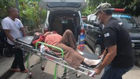 Petugas membawa warga yang mengalami keracunan untuk dirujuk ke rumah sakit di Posko penanganan kejadian luar biasa keracunan massal di Karangturi, Gantiwarno, Klaten, Jawa Tengah, Selasa (15/4/2025).