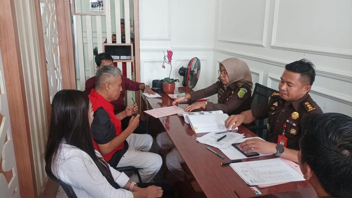 Tersangka kasus uang palsu UIN Alauddin Makassar Annar Salahuddin Sampetoding (ASS) diserahkan ke Kejaksaan Negeri (Kejari) Kabupaten Gowa.