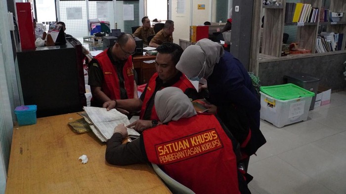 Kejati Sumsel saat melakukan penggeledahan di salah satu kantor pemerintah terkait dugaan korupsi pasar cinde