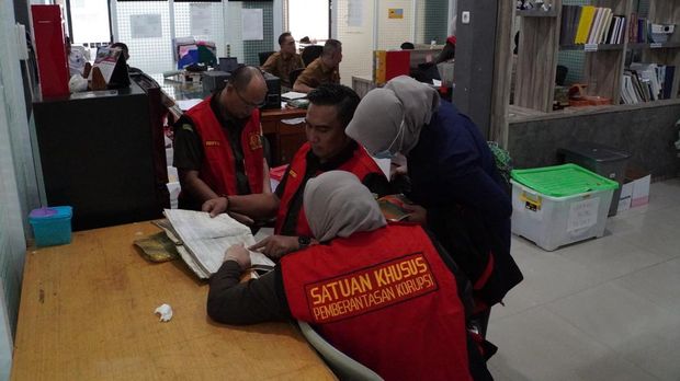 Kejati Sumsel saat melakukan penggeledahan di salah satu kantor pemerintah terkait dugaan korupsi pasar cinde