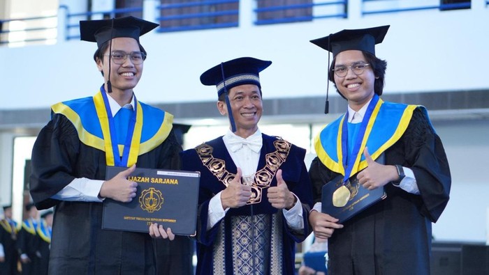 Kembar Rasyid dan Risyad wisuda bareng di kampus ITS