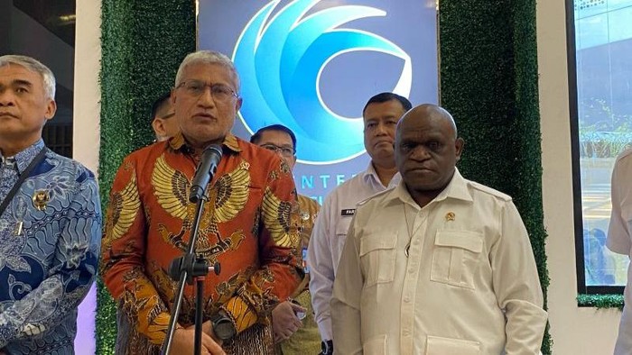 Kepala Badan Narkotika Nasional Marthinus Hukom (kiri) bersama dengan Menteri Hak Asasi Manusia Natalius Pigai (kanan) saat memberikan keterangan pers di Gedung Kementerian HAM, Jakarta, Selasa (15/4/2025). (ANTARA/Fath Putra Mulya)