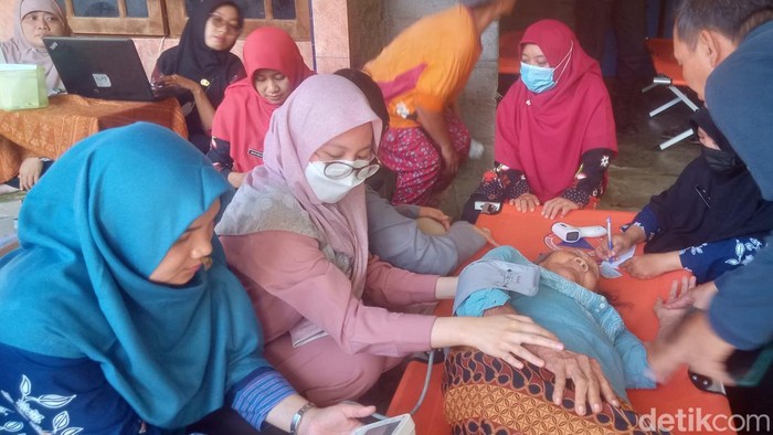 Warga memeriksakan diri ke Posko kejadian keracunan makanan di Desa Karangturi, Klaten.