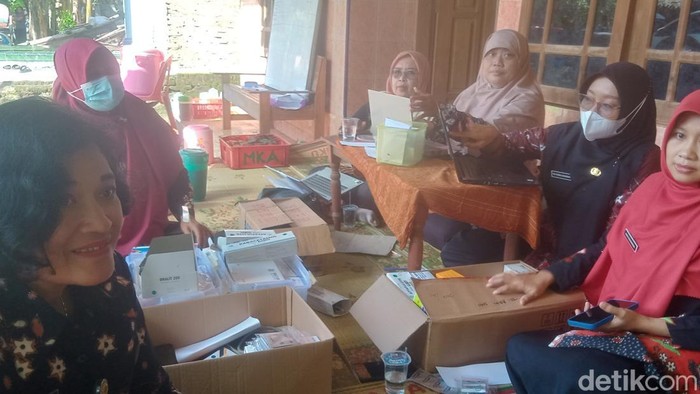 Suasana posko KLB keracunan massal di Desa Karangturi, Gantiwarno, Klaten, Selasa (15/4/2025).