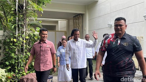 Ketua Umum DPP Gerakan Rakyat Indonesia Bersatu (GRIB) Jaya, Hercules Rosario de Marshal bertamu ke rumah Jokowi di Solo, Selasa (15/4/2025).