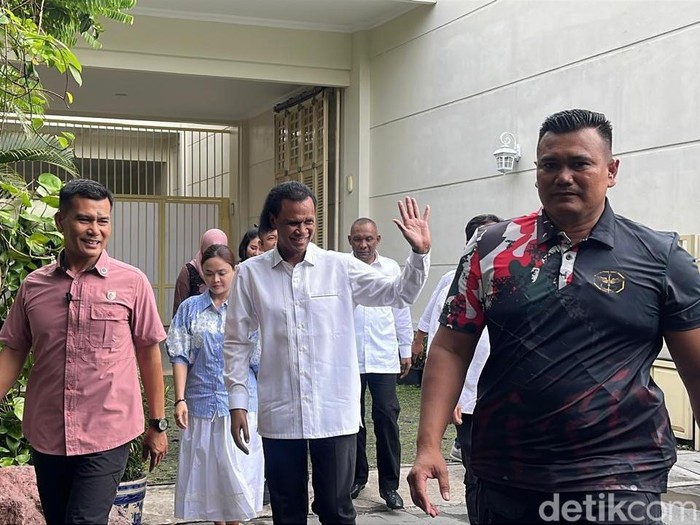 Ketua Umum DPP Gerakan Rakyat Indonesia Bersatu (GRIB) Jaya, Hercules Rosario de Marshal bertamu ke rumah Jokowi di Solo, Selasa (15/4/2025).