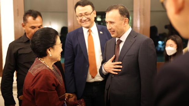 Ketum PDIP Megawati Soekarnoputri sempat berjumpa Menteri Kebudayaan Fadli Zon di Gedung Kesenian Jakarta. (dok PDIP)
