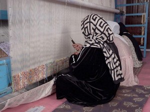 Dilarang Taliban Bersekolah, Gadis-gadis Afghanistan Jadi Penenun Karpet