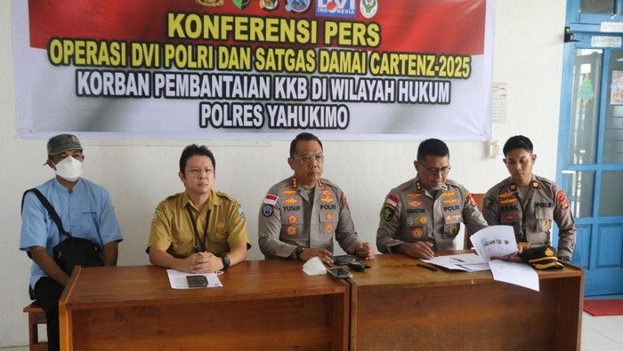 Kasatgas Humas Operasi Damai Cartenz 2025, Kombes Yusuf Sutejo (tengah) saat konfernsi pers terkait pembantau pendulang emas oleh KKB di Yahukimo.