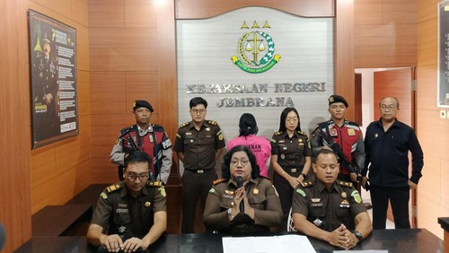 Sayu Putu Rina Dewi, mantan mantri di BRI Unit Ngurah Rai, yang ditetapkan sebagai tersangka dalam kasus dugaan tindak pidana korupsi di Kejari Jembrana, Selasa (15/4/2025).