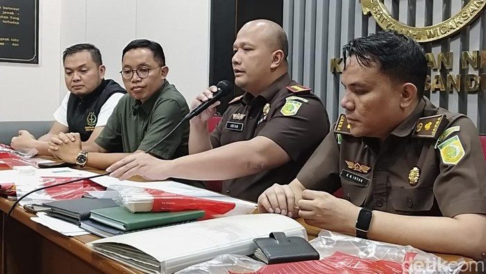Konferensi pers penggeledahan rumah eks Dirut PT MUJ. Penggeledahan ini dikakukan soal dugaan korupsi proyek subkontraktor dari anak perusahaan Pertamina.