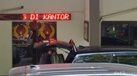 Terdapat 2 koper yang dibawa KPK keluar setelah hampir 7 jam menggeledah.