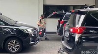 Kantor Komite Olahraga Nasional Indonesia (KONI) Jatim digeledah KPK diduga terkait dana hibah Pokmas Jatim.