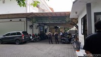 Sejumlah polisi itu membawa persenjataan lengkap saat mengamankan proses penggeledahan tersebut.