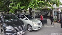 Pantauan detikJatim, ada sejumlah polisi yang turut menjaga kantor KONI Jatim di Jalan Kertajaya Indah Timur, Surabaya. 