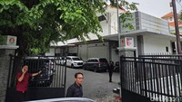 Seluruh karyawan dan pengurus KONI Jatim juga diminta menunggu di luar gedung.
