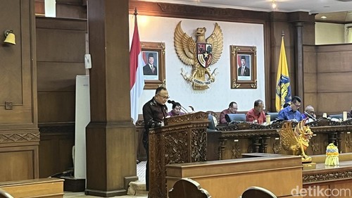 Koordinator Pembahasan Perubahan Perda Pungutan Wisatawan Asing, Gede Kusuma Putra, saat sidang paripurna DPRD Bali, Selasa (15/4/2025). (Foto: Rizki Setyo/detikBali)