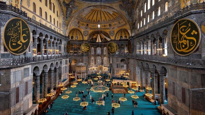 A view shows the interior of Ayasofya-i Kebir Cami-i Serifi or Hagia Sophia Grand Mosque, while Turkey begins restoration work on dome of Hagia Sophia, as part of a larger effort to reinforce the structure and conserve its mosaics, in Istanbul, Turkey, April 14, 2025. REUTERS/Umit Bektas