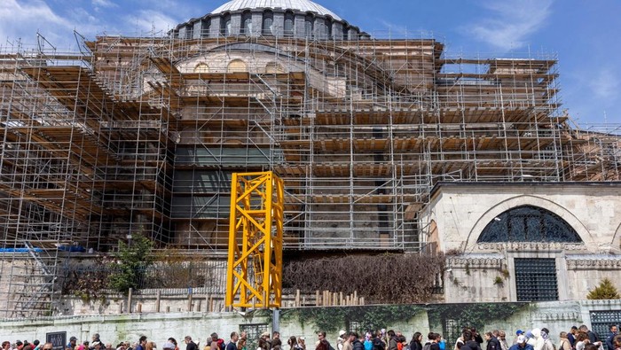 Kubah Masjid Hagia Sophia Turki Siap Direstorasi A view shows the interior of Ayasofya-i Kebir Cami-i Serifi or Hagia Sophia Grand Mosque, while Turkey begins restoration work on dome of Hagia Sophia, as part of a larger effort to reinforce the structure and conserve its mosaics, in Istanbul, Turkey, April 14, 2025. REUTERS/Umit Bektas