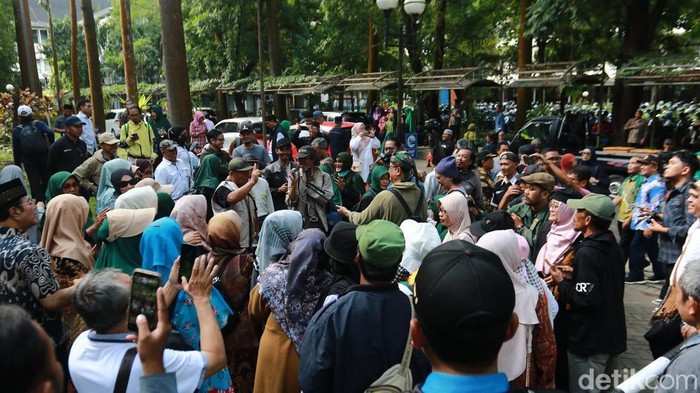 Massa TPUA menggeruduk Fakultas Kehutanan UGM untuk meminta klarifikasi keaslian ijazah milik Presiden ke-7 Joko Widodo atau Jokowi, Selasa (15/4/2025)