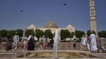 Mengunjungi Masjid Agung Sultan Qaboos Oman