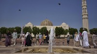 Masjid Agung Sultan Qaboos berada di Muscat, Oman. Masjid ini merupakan masjid terbesar di Oman dan salah satu masjid terbesar di dunia.  
