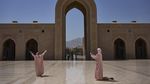 Mengunjungi Masjid Agung Sultan Qaboos Oman