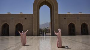 Mengunjungi Masjid Agung Sultan Qaboos Oman