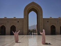 Mengunjungi Masjid Agung Sultan Qaboos Oman