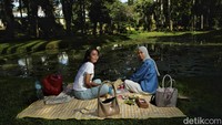 Pengunjung sedang menikmati asrinya Taman Langsat.