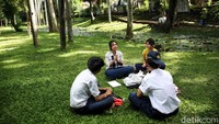 Taman itu tidak ramai di siang hari, namun tidak betul-betul sepi.  