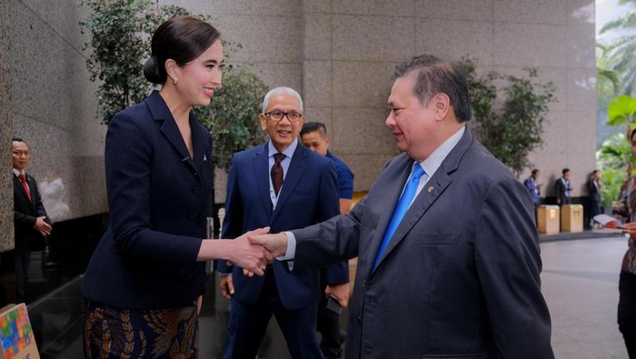 Menko Perekonomian Arilangga Hartarto (kanan) dan Menteri Pariwisata Widiyanti Putri Wardhana