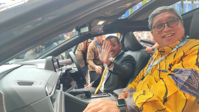 Menteri ESDM Bahlil Lahadalia jajal mobil hidrogen