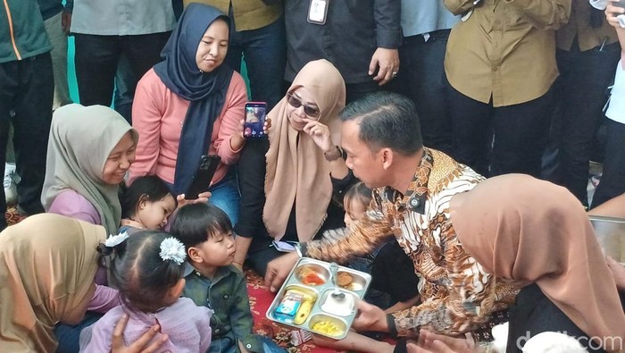 Menteri Kependudukan dan Pembangunan Keluarga Wihaji saat meluncurkan program MBG di Posyandu Mawar