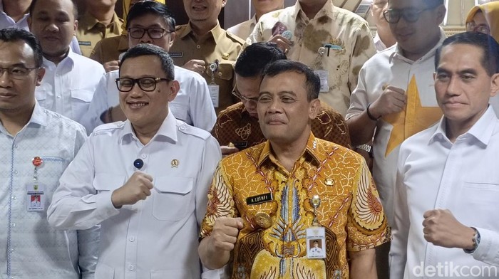 Menteri Pelindungan Pekerja Migran Indonesia (P2MI) Abdul Kadir Karding bersama Gubernur Jateng Ahmad Luthfi di Kantor Gubernur Jateng.