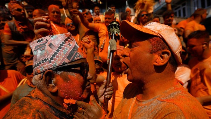 Meriah Festival Sindoor Jatra Sambut Musim Semi dan Tahun Baru Nepal Devotees play traditional musical instruments as they celebrate