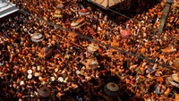 Festival ini, yang merupakan bagian dari Bisket Jatra, menandai Tahun Baru Nepal dan datangnya musim semi dengan bubuk merah terang, musik, dan pemujaan.