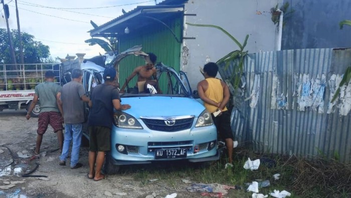 Mobil Xenia hancur usai tabung gas LPG 3 kg di dalamnya meledak.
