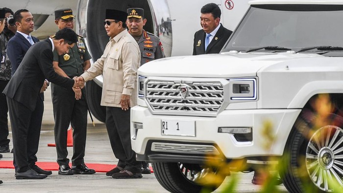 Presiden Prabowo Subianto (kiri) berbincang dengan Menko Polkam Budi Gunawan (tengah) dan Kapolri Jenderal Pol Listyo Sigit Prabowo (kanan) setibanya di Pangkalan Udara TNI AU Halim Perdanakusuma, Jakarta, Selasa (15/4/2025). Prabowo Subianto kembali ke tanah air setelah melakukan lawatan ke lima negara di Timur Tengah. ANTARA FOTO/Galih Pradipta/Spt.