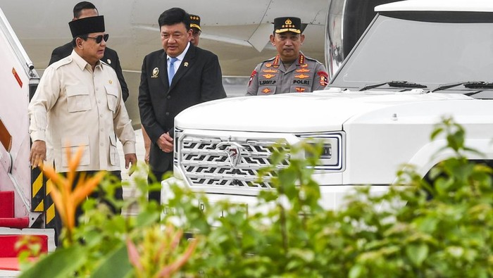 Presiden Prabowo Subianto (kiri) berbincang dengan Menko Polkam Budi Gunawan (tengah) dan Kapolri Jenderal Pol Listyo Sigit Prabowo (kanan) setibanya di Pangkalan Udara TNI AU Halim Perdanakusuma, Jakarta, Selasa (15/4/2025). Prabowo Subianto kembali ke tanah air setelah melakukan lawatan ke lima negara di Timur Tengah. ANTARA FOTO/Galih Pradipta/Spt.